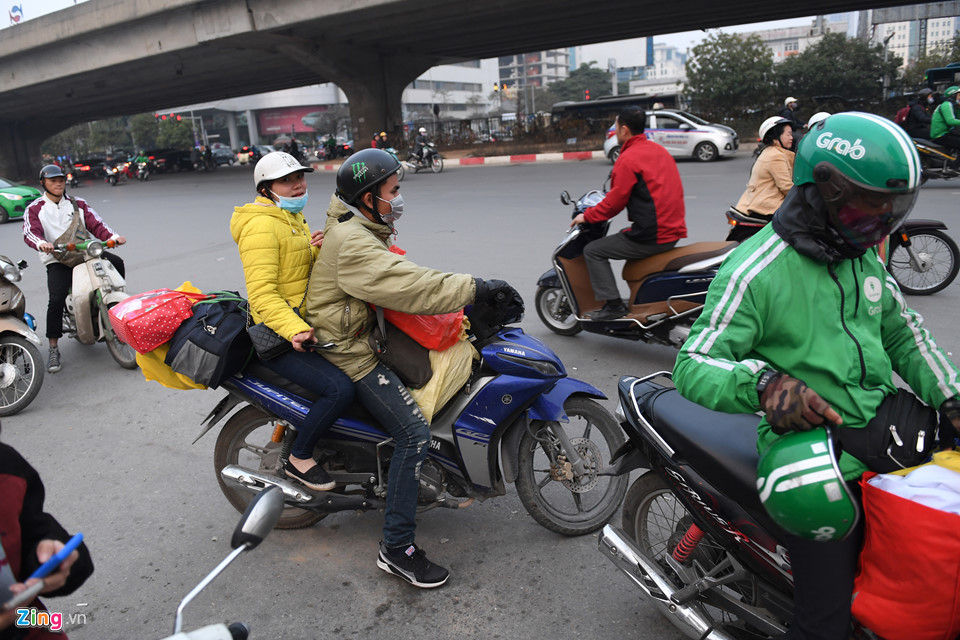 Lỉnh kỉnh tivi, cành đào về quê ăn Tết sau ngày làm việc cuối cùng